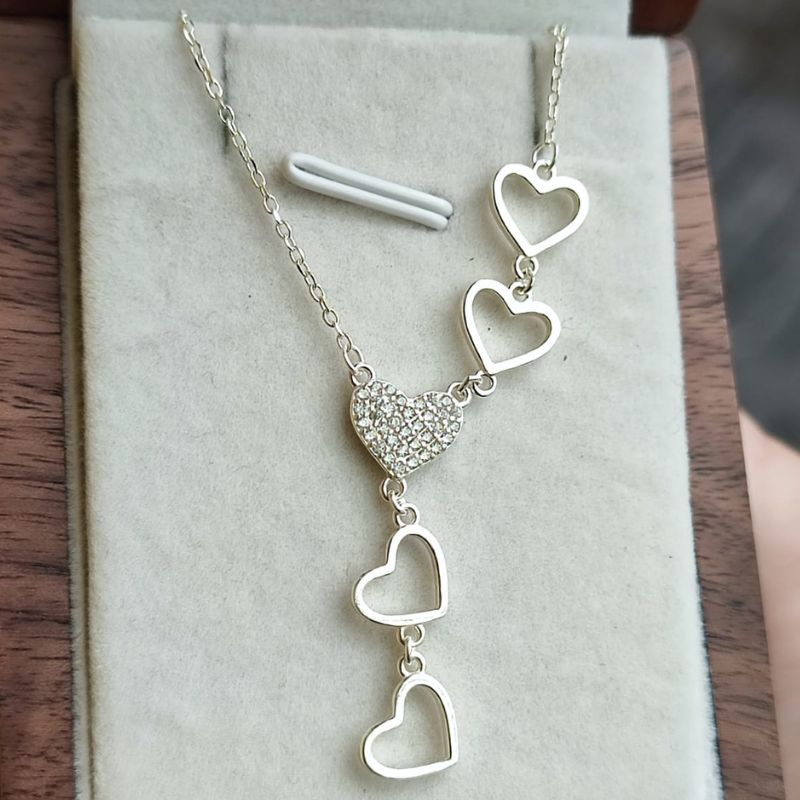 Colar em prata 925 estilo gravatinha coração vazado e 1 cravejado com zircônias
